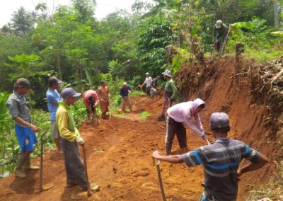 Pelebaran Jalan diantara dua Desa di kecamatan Kalapanunggal