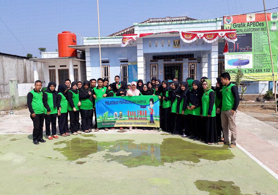 Pelatihan Pengelolaan Sampah di Desa Palasarigirang