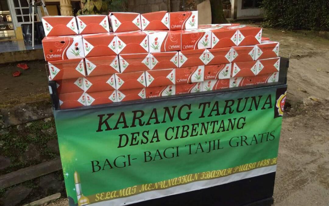Desa Cibentang; Karang Taruna Bagi-Bagi Ta’jil Gratis