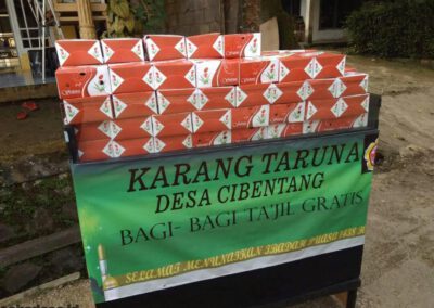 Desa Cibentang; Karang Taruna Bagi-Bagi Ta’jil Gratis