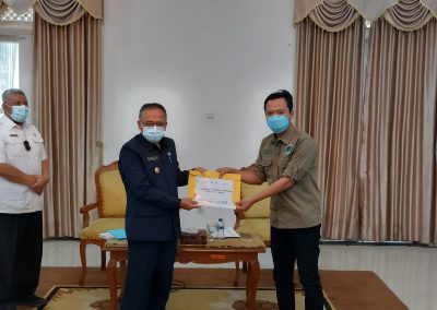 PEMDA Sukabumi Berikan Piagam Penghargaan Untuk USAID-MADANI