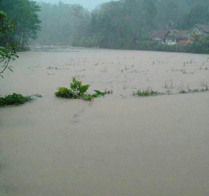 Sungai Meluap Cidolog Siaga 1