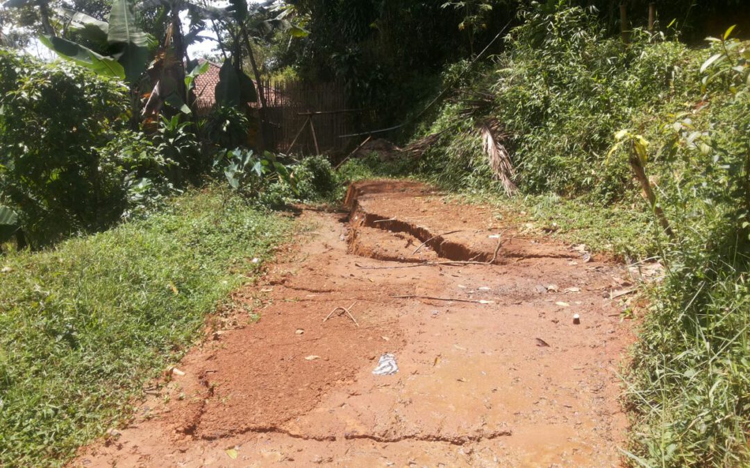 Hujan Deras Mengakibatkan Longsor Di Beberapa Titik Di Kec. Curugkembar