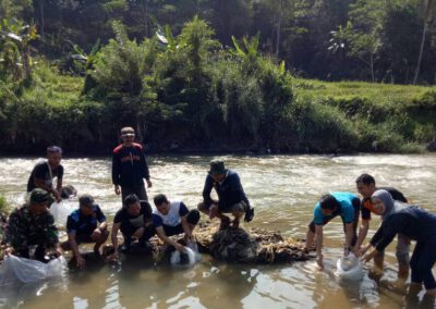 Pelaksanaan BBGRM ; Kades Sundawenang Tebar Benih Ikan dan Tanam Pohon