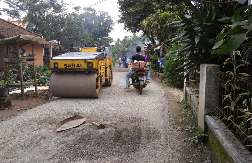 Desa Walangsari : Kegiatan pengaspalan jalan desa dari PISEW