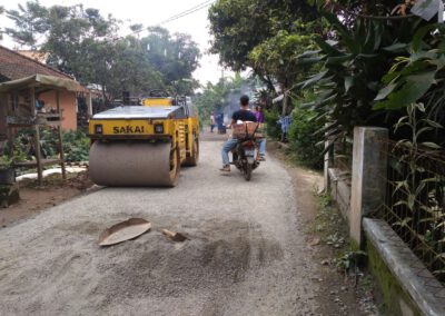 Desa Walangsari : Kegiatan pengaspalan jalan desa dari PISEW