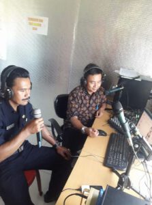 Talk Show Narasumber Camat Kadudampit Drs.Jenal Abidin (batik) dan Kades Citamiang Ajang Syihabudin